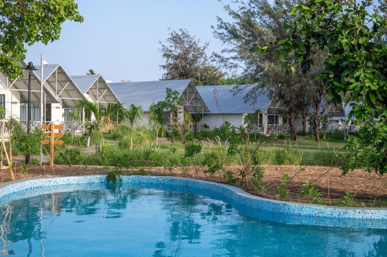 Praveg Beach Resort Daman Lighthouse Beach Exterior foto