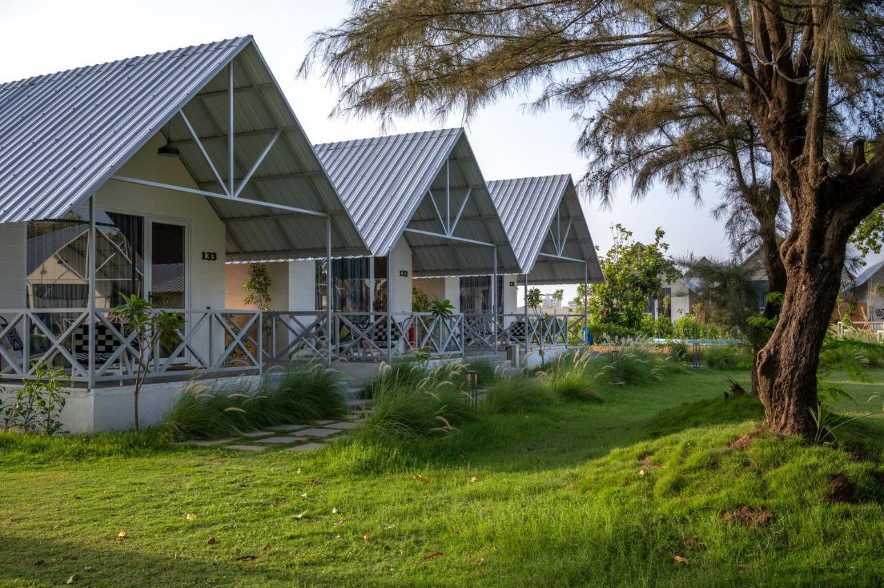 Praveg Beach Resort Daman Lighthouse Beach Exterior foto