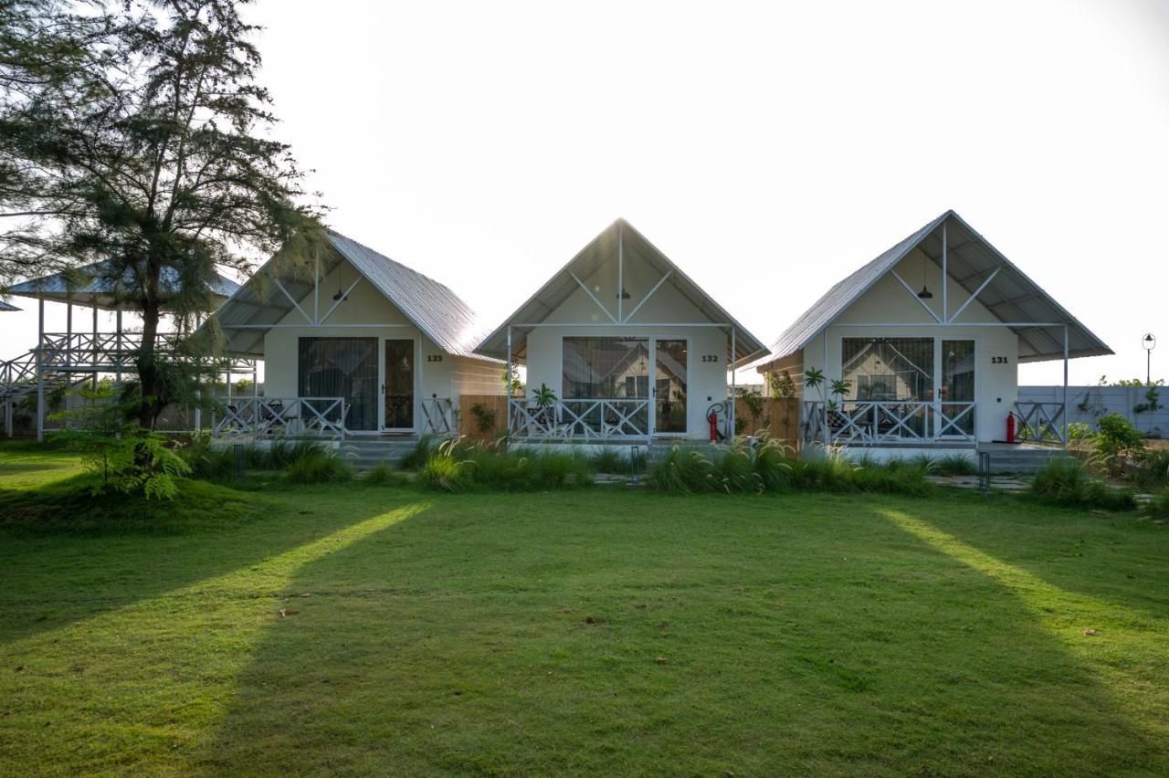 Praveg Beach Resort Daman Lighthouse Beach Exterior foto