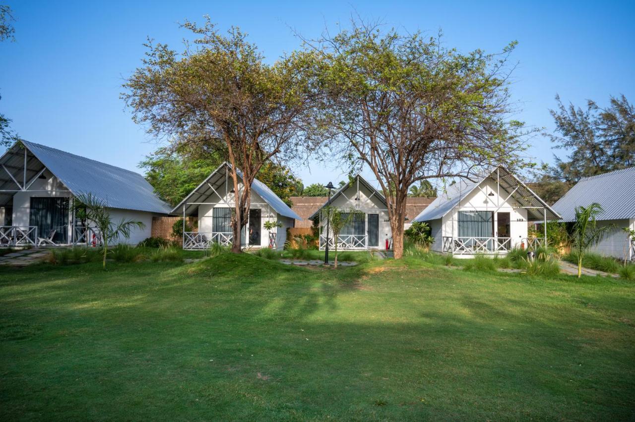Praveg Beach Resort Daman Lighthouse Beach Exterior foto